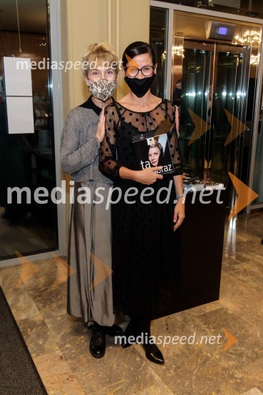  Barbara Hieng Samobor, direktorica in umetniška vodja MGL;  Simona  Belle, služba za stike z javnostmi MGLTa obraz, premiera drame