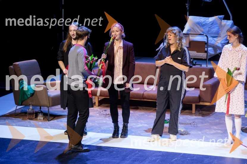  Matic Hrovat, kostumograf;  ... ;  Eva Mahkovic, dramaturginja;  Tijana Zinajić, režiserka;  Lucija Harum, igralkaTa obraz, premiera drame