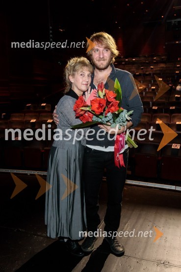  Barbara Hieng Samobor, direktorica in umetniška vodja MGL;  Matej Puc, igralecTa obraz, premiera drame