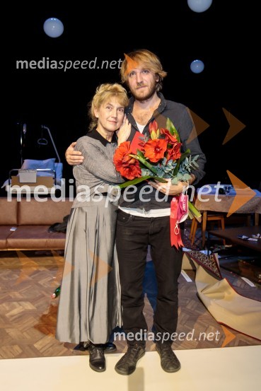  Barbara Hieng Samobor, direktorica in umetniška vodja MGL;  Matej Puc, igralecTa obraz, premiera drame