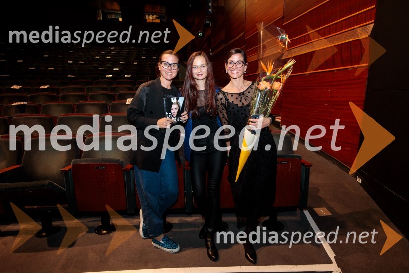  ... ;  ... ;  Simona  Belle, služba za stike z javnostmi MGLTa obraz, premiera drame