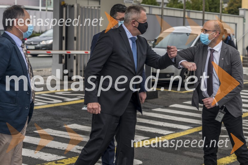  ... ;  Zdravko Počivalšek, minister za gospodarski razvoj in tehnologijo;  Gregor Majcen, vodja proizvodnje, Henkel Maribor d.o.o.Minister Zdravko Počivalšek obiskal Henkel v Mariboru