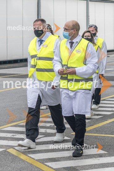  Zdravko Počivalšek, minister za gospodarski razvoj in tehnologijo;  Gregor Majcen, vodja proizvodnje, Henkel Maribor d.o.o.Minister Zdravko Počivalšek obiskal Henkel v Mariboru