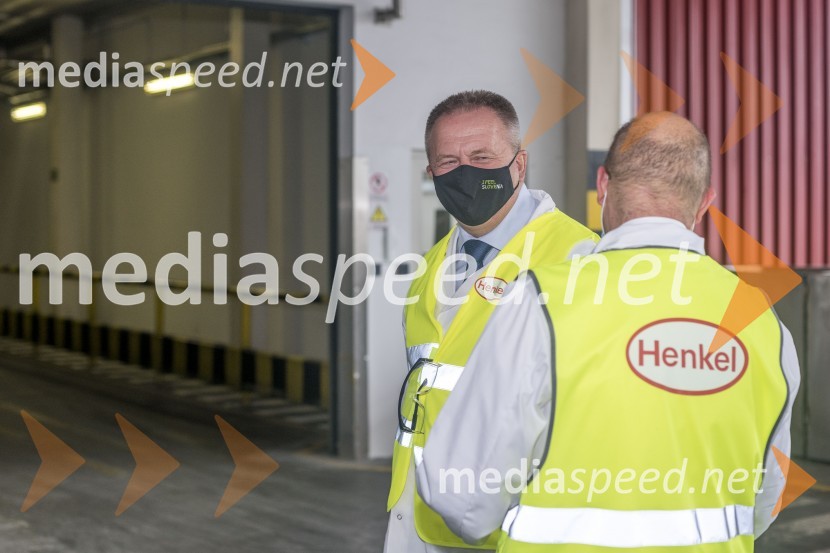  Zdravko Počivalšek, minister za gospodarski razvoj in tehnologijo;  Gregor Majcen, vodja proizvodnje, Henkel MariborMinister Zdravko Počivalšek obiskal Henkel v Mariboru