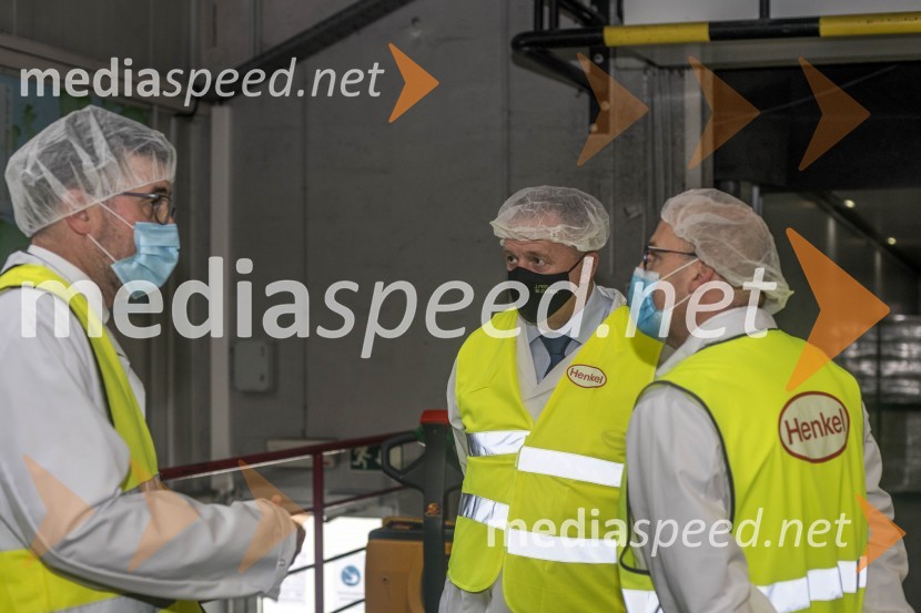  Christof  Vollstedt, direktor Henkel Maribor;  Zdravko Počivalšek, minister za gospodarski razvoj in tehnologijo;  Gregor Majcen, vodja proizvodnje HenkelMinister Zdravko Počivalšek obiskal Henkel v Mariboru