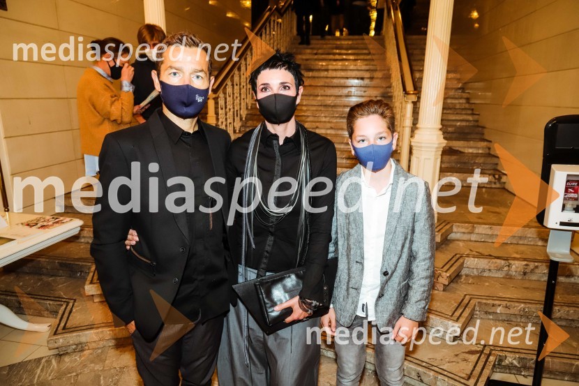  Aleš Novak, umetniški direktor Festivala Borštnikovo srečanje;  Tajka  Šnuderl Novak;  Brin NovakPodelitev Borštnikovega prstana Petru Boštjančiču, 55. Borštnikovo srečanje