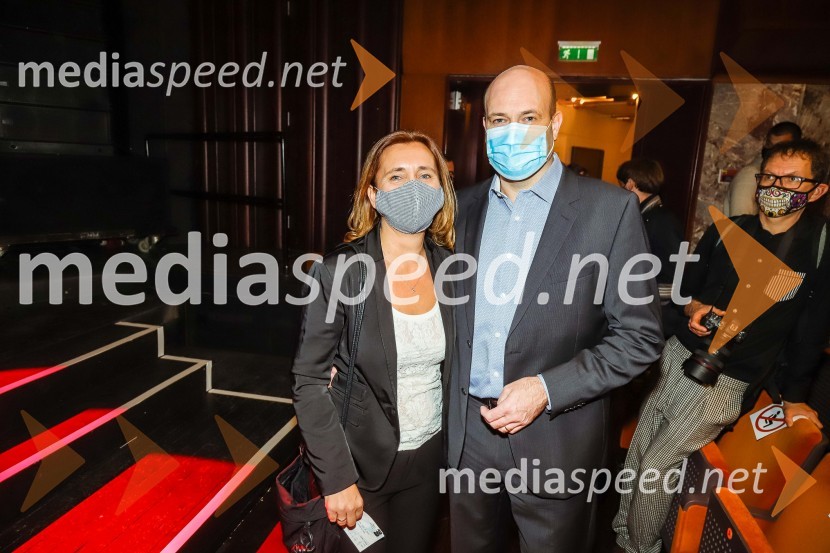 dr. Suzana Žilič Fišer;  Jure Fišer, direktor SurovinePodelitev Borštnikovega prstana Petru Boštjančiču, 55. Borštnikovo srečanje