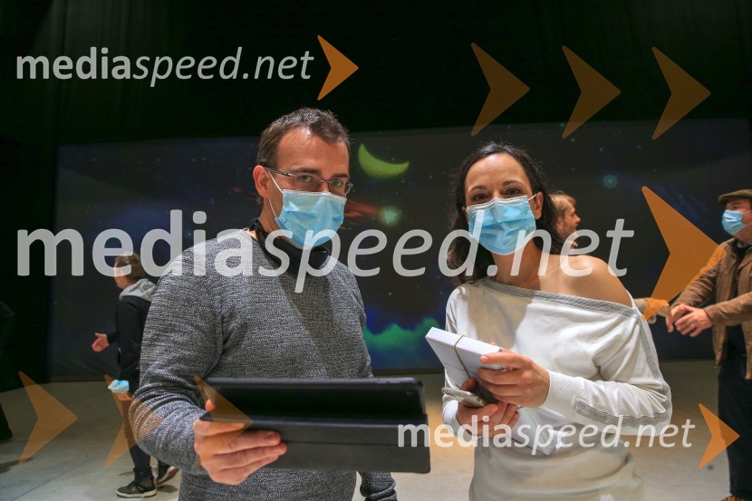  Alan Kavčič, predstavnik za odnose z javnostmi SNG Maribor;  Nana Milčinski, pevkaNanine pesmi, backstage snemanja predstave v SNG Maribor