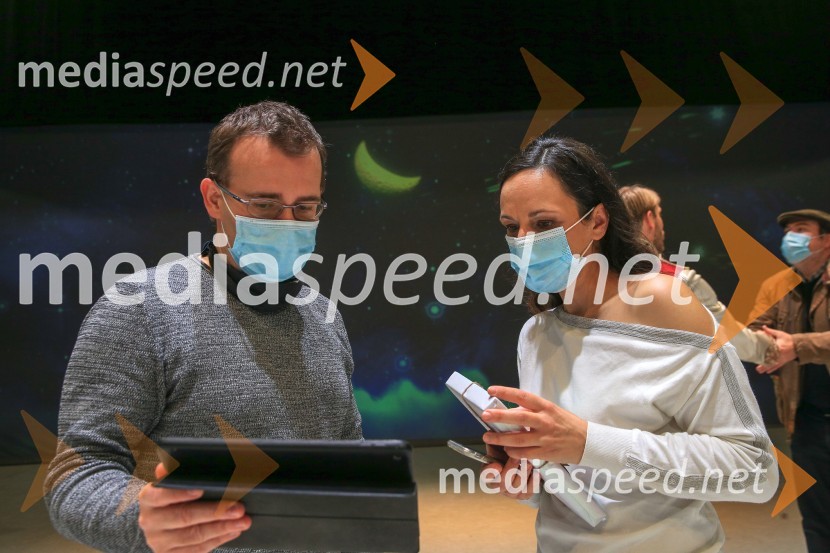  Alan Kavčič, predstavnik za odnose z javnostmi SNG Maribor;  Nana Milčinski, pevkaNanine pesmi, backstage snemanja predstave v SNG Maribor