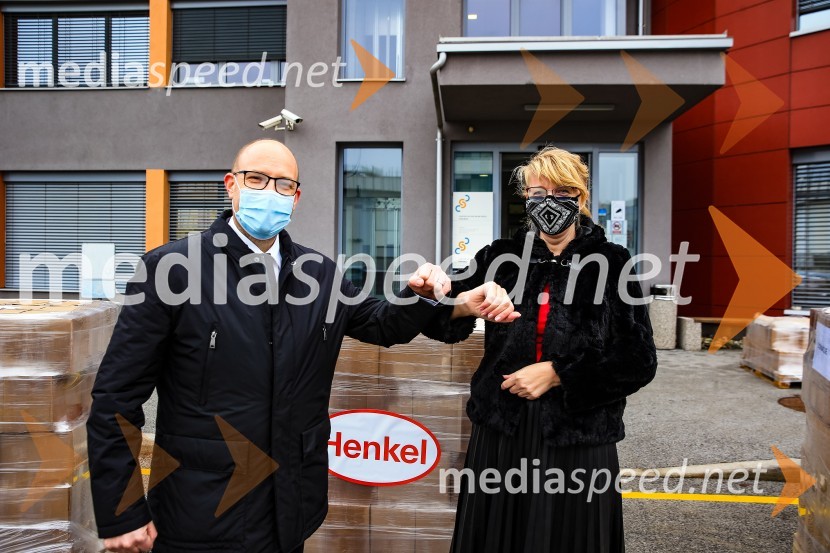  Gregor Majcen, vodja proizvodnje, Henkel Maribor;  mag. soc. del., spec. Marjana Bravc, direktorica Centra za socialno delo Maribor Henkel predstavil prvi električni dostavnik in doniral CSD Maribor