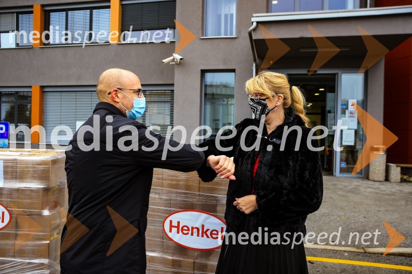  Gregor Majcen, vodja proizvodnje, Henkel Maribor;  mag. soc. del., spec. Marjana Bravc, direktorica Centra za socialno delo Maribor Henkel predstavil prvi električni dostavnik in doniral CSD Maribor