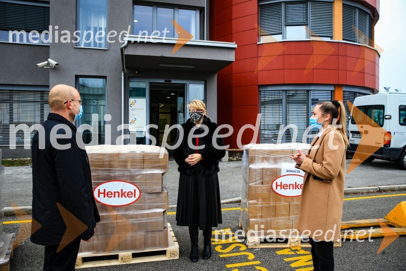  Gregor Majcen, vodja proizvodnje, Henkel Maribor;  mag. soc. del., spec. Marjana Bravc, direktorica Centra za socialno delo Maribor ;  Julija Lojen Baltič, specialistka za komuniciranje, Henkel MariborHenkel predstavil prvi električni dostavnik in doniral CSD Maribor