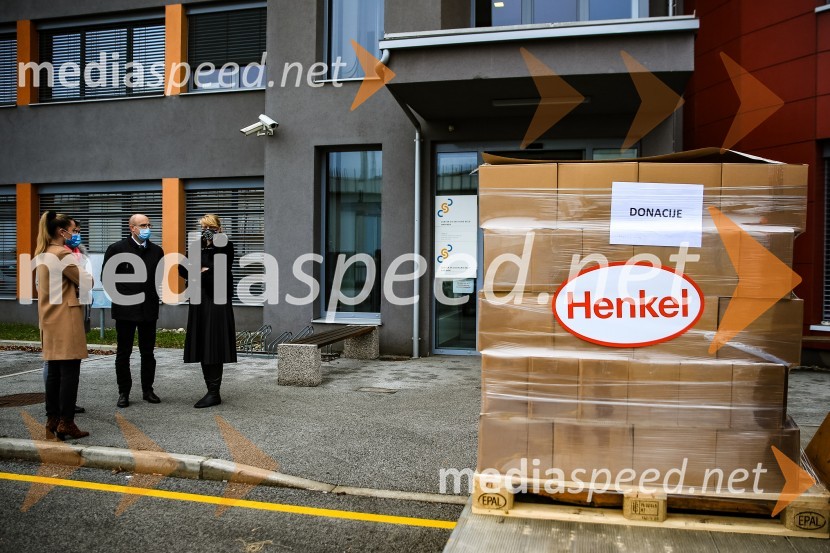  Julija Lojen Baltič, specialistka za komuniciranje, Henkel Maribor;  Gregor Majcen, vodja proizvodnje, Henkel Maribor;  mag. soc. del., spec. Marjana Bravc, direktorica Centra za socialno delo Maribor Henkel predstavil prvi električni dostavnik in doniral CSD Maribor