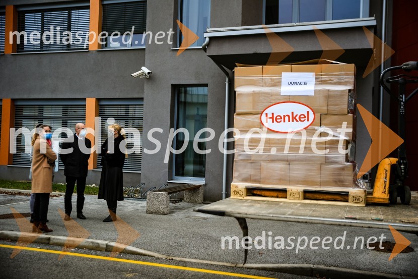  Julija Lojen Baltič, specialistka za komuniciranje, Henkel Maribor;  Gregor Majcen, vodja proizvodnje, Henkel Maribor;  mag. soc. del., spec. Marjana Bravc, direktorica Centra za socialno delo Maribor Henkel predstavil prvi električni dostavnik in doniral CSD Maribor