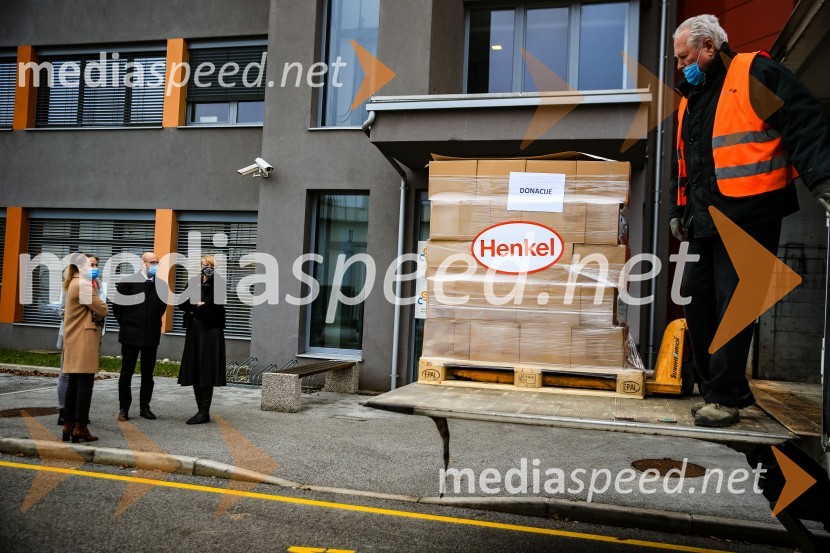  Julija Lojen Baltič, specialistka za komuniciranje, Henkel Maribor;  Gregor Majcen, vodja proizvodnje, Henkel Maribor;  mag. soc. del., spec. Marjana Bravc, direktorica Centra za socialno delo Maribor Henkel predstavil prvi električni dostavnik in doniral CSD Maribor