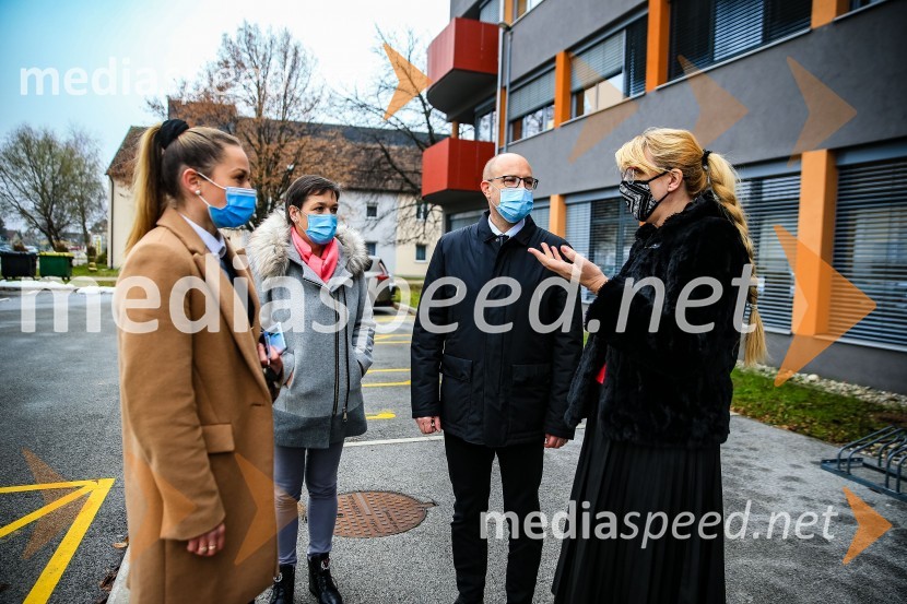  Julija Lojen Baltič, specialistka za komuniciranje, Henkel Maribor;  Blanka Žerjav, vodja službe za kadre in nagrajevanje, Henkel Adria regija;  Gregor Majcen, vodja proizvodnje, Henkel Maribor;  mag. soc. del., spec. Marjana Bravc, direktorica Centra za socialno delo Maribor Henkel predstavil prvi električni dostavnik in doniral CSD Maribor