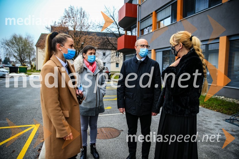  Julija Lojen Baltič, specialistka za komuniciranje, Henkel Maribor;  Blanka Žerjav, vodja službe za kadre in nagrajevanje, Henkel Adria regija;  Gregor Majcen, vodja proizvodnje, Henkel Maribor;  mag. soc. del., spec. Marjana Bravc, direktorica Centra za socialno delo Maribor Henkel predstavil prvi električni dostavnik in doniral CSD Maribor