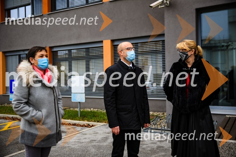  Blanka Žerjav, vodja službe za kadre in nagrajevanje, Henkel Adria regija;  Gregor Majcen, vodja proizvodnje, Henkel Maribor;  mag. soc. del., spec. Marjana Bravc, direktorica Centra za socialno delo Maribor Henkel predstavil prvi električni dostavnik in doniral CSD Maribor