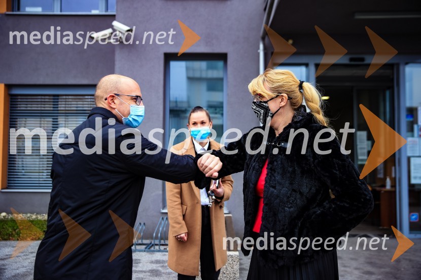  Gregor Majcen, vodja proizvodnje, Henkel Maribor;  Julija Lojen Baltič, specialistka za komuniciranje, Henkel Maribor;  mag. soc. del., spec. Marjana Bravc, direktorica Centra za socialno delo Maribor Henkel predstavil prvi električni dostavnik in doniral CSD Maribor