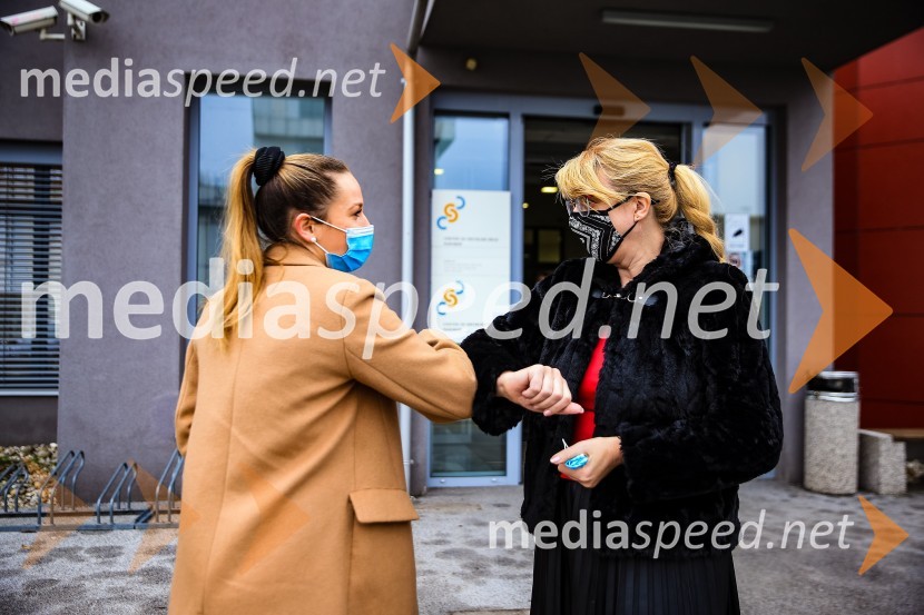  Julija Lojen Baltič, specialistka za komuniciranje, Henkel Maribor;  mag. soc. del., spec. Marjana Bravc, direktorica Centra za socialno delo Maribor Henkel predstavil prvi električni dostavnik in doniral CSD Maribor