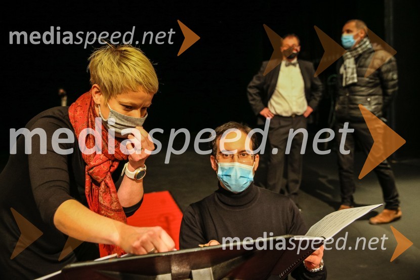  Zsuzsa Budavari Novak, zborovodkinja;  Simon Krečič, umetniški direktor Opere SNG MariborBožični koncert zbora Opere SNG Maribor