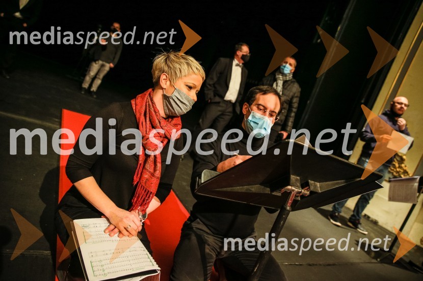  Zsuzsa Budavari Novak, zborovodkinja;  Simon Krečič, umetniški direktor Opere SNG MariborBožični koncert zbora Opere SNG Maribor