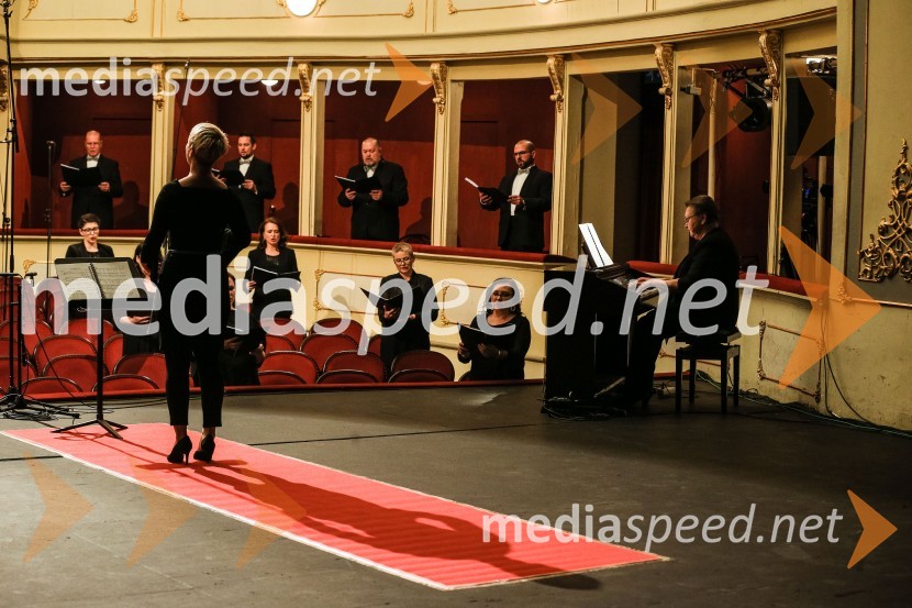  Zsuzsa Budavari Novak, zborovodkinja;  Olga Pečeny, pianistkaBožični koncert zbora Opere SNG Maribor