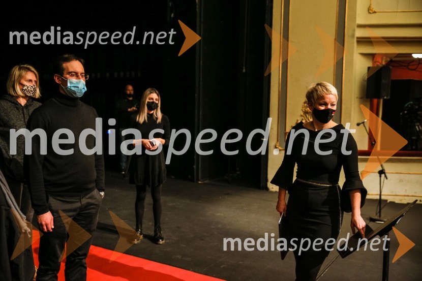  Mateja Kožuh, producentka Opere in Baleta SNG Maribor, akordeonistka;  Simon Krečič, umetniški direktor Opere SNG Maribor;  ... ;  Zsuzsa Budavari Novak, zborovodkinjaBožični koncert zbora Opere SNG Maribor