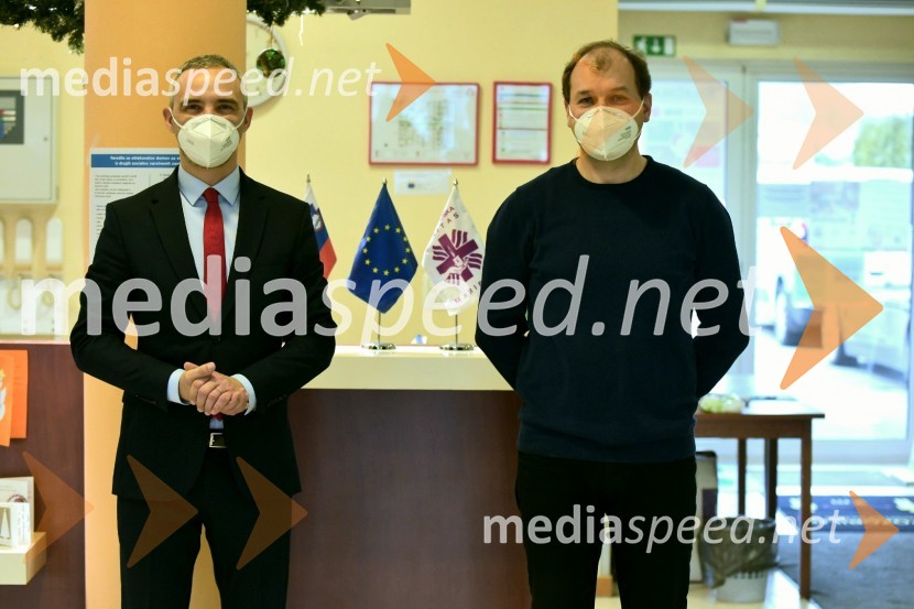  Janez Cigler Kralj, minister za delo, družino, socialne zadeve in enake možnosti;  Zlatko Gričnik, direktor, Dom sv. Lenarta, LenartV Sloveniji pričetek cepljenja proti novemu korona virusu Covid19