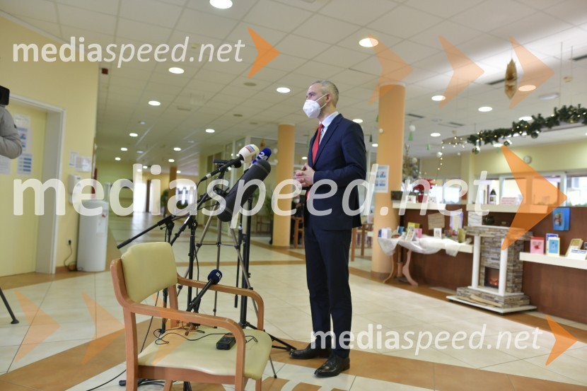  Janez Cigler Kralj, minister za delo, družino, socialne zadeve in enake možnostiV Sloveniji pričetek cepljenja proti novemu korona virusu Covid19