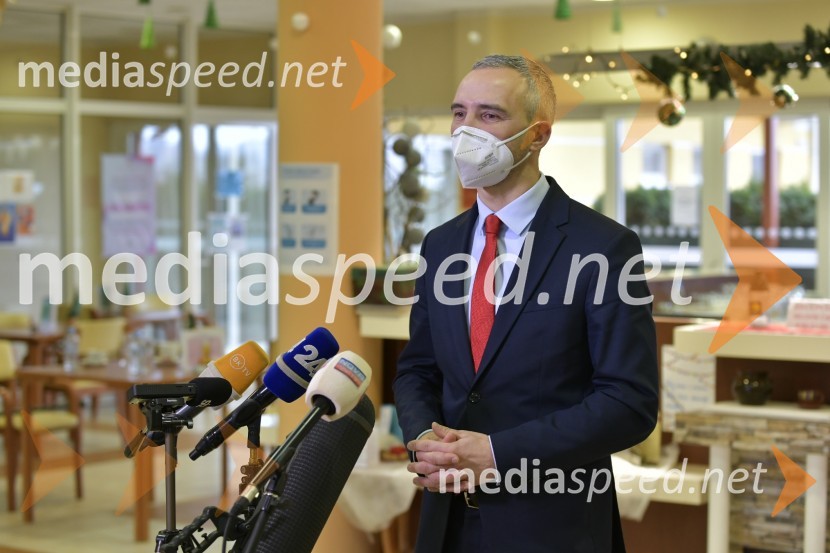  Janez Cigler Kralj, minister za delo, družino, socialne zadeve in enake možnostiV Sloveniji pričetek cepljenja proti novemu korona virusu Covid19