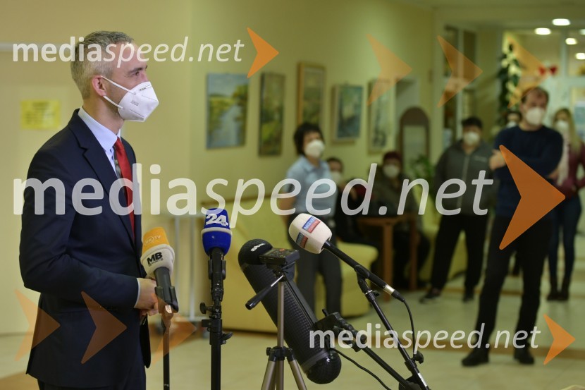  Janez Cigler Kralj, minister za delo, družino, socialne zadeve in enake možnostiV Sloveniji pričetek cepljenja proti novemu korona virusu Covid19