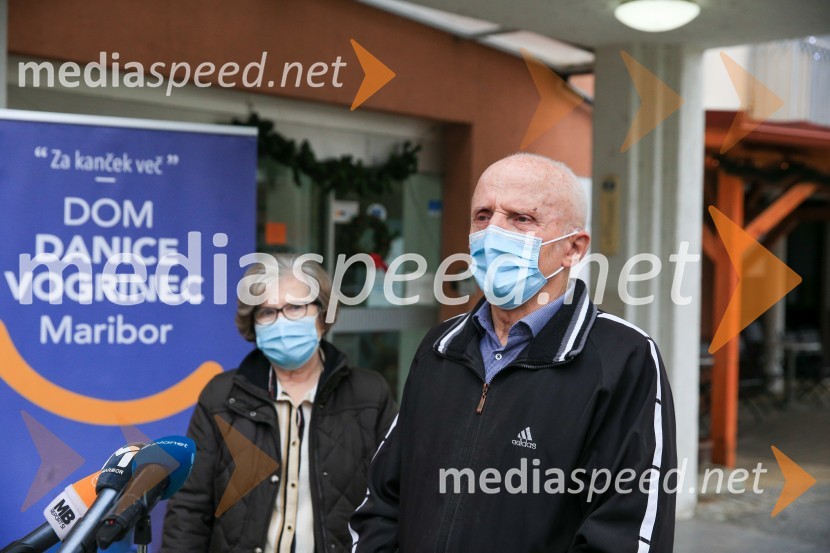  Ana Marija Brglez, prva med cepljenimi proti Covid 19 v Domu Danice Vogrinec;  Peter Brglez, skrbnik potomke Stare trte pred Domom Danice Vogrinec in en prvih cepljenih proti Covid 19V Sloveniji pričetek cepljenja proti novemu korona virusu Covid19