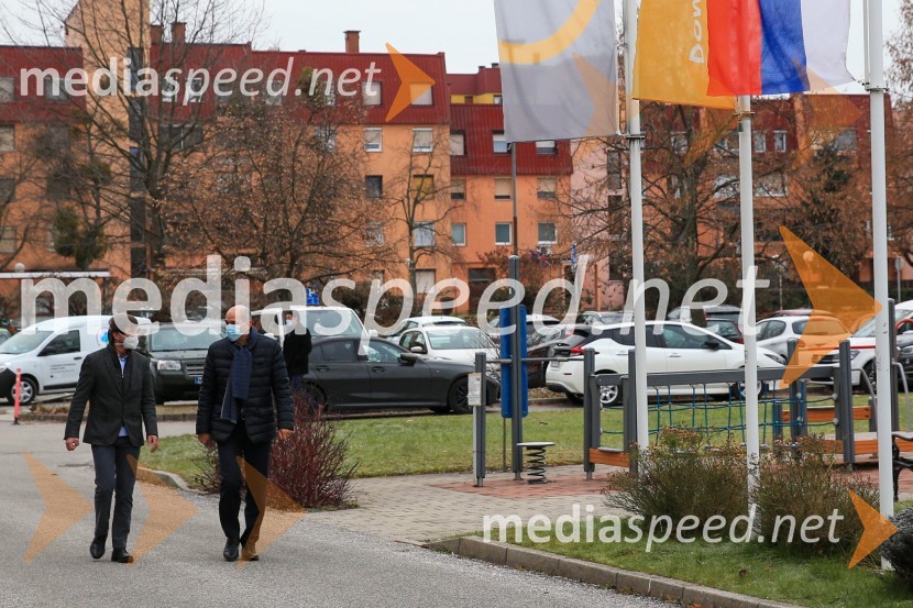 mag. Marko Slavič, direktor Doma Danice Vogrinec;  Janez Janša, predsednik vlade RSV Sloveniji pričetek cepljenja proti novemu korona virusu Covid19