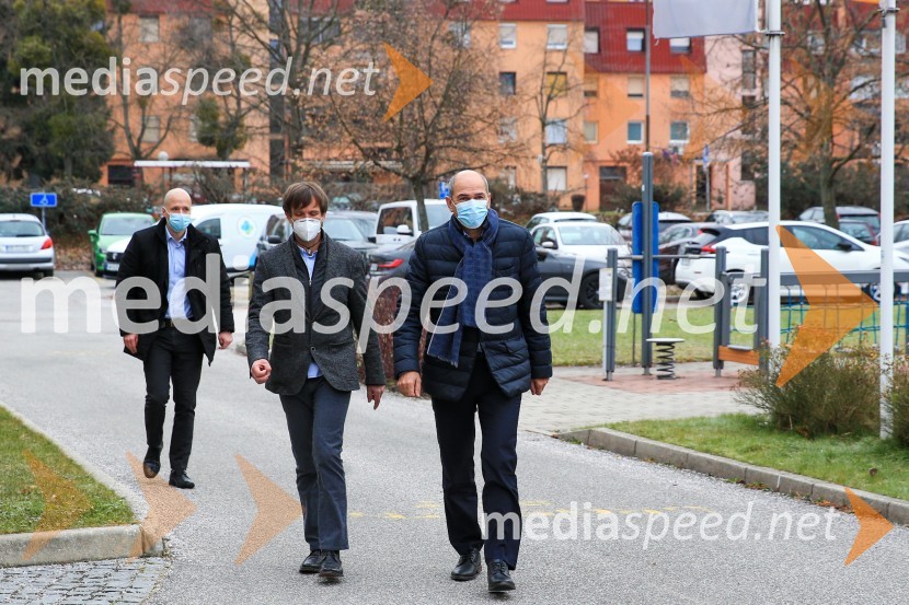 mag. Marko Slavič, direktor Doma Danice Vogrinec;  Janez Janša, predsednik vlade RSV Sloveniji pričetek cepljenja proti novemu korona virusu Covid19