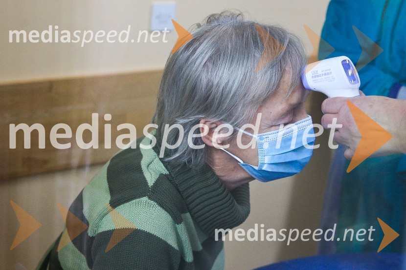  Sonja Pahor, prva med cepljenimi proti Covid 19 v Domu Danice Vogrinec, MariborV Sloveniji pričetek cepljenja proti novemu korona virusu Covid19