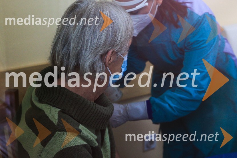  Sonja Pahor, prva med cepljenimi proti Covid 19 v Domu Danice Vogrinec, MariborV Sloveniji pričetek cepljenja proti novemu korona virusu Covid19