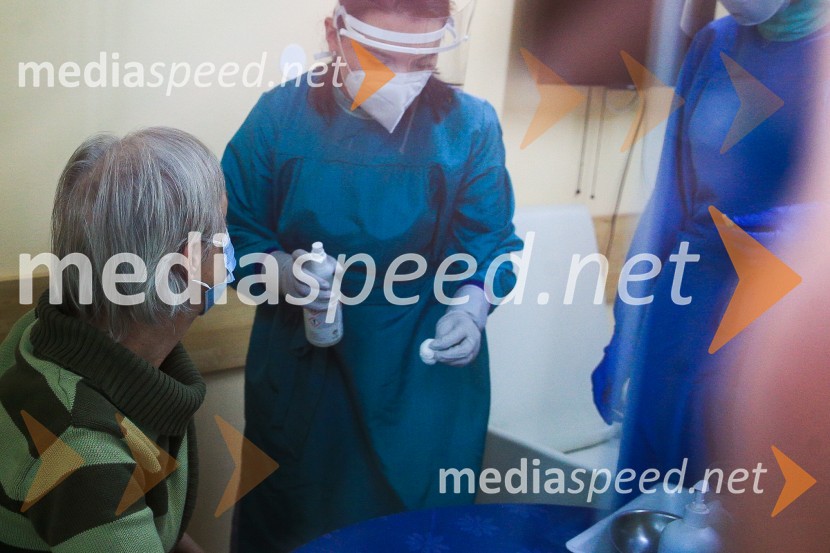  Sonja Pahor, prva med cepljenimi proti Covid 19 v Domu Danice Vogrinec, MariborV Sloveniji pričetek cepljenja proti novemu korona virusu Covid19