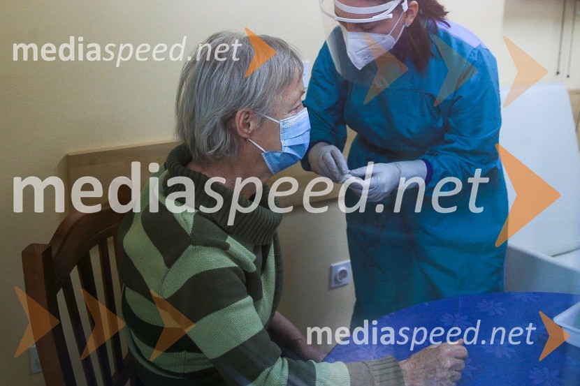  Sonja Pahor, prva med cepljenimi proti Covid 19 v Domu Danice Vogrinec, MariborV Sloveniji pričetek cepljenja proti novemu korona virusu Covid19