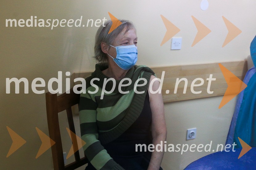  Sonja Pahor, prva med cepljenimi proti Covid 19 v Domu Danice Vogrinec, MariborV Sloveniji pričetek cepljenja proti novemu korona virusu Covid19
