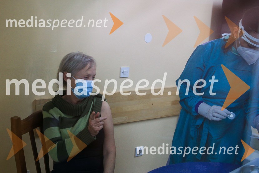  Sonja Pahor, prva med cepljenimi proti Covid 19 v Domu Danice Vogrinec, MariborV Sloveniji pričetek cepljenja proti novemu korona virusu Covid19
