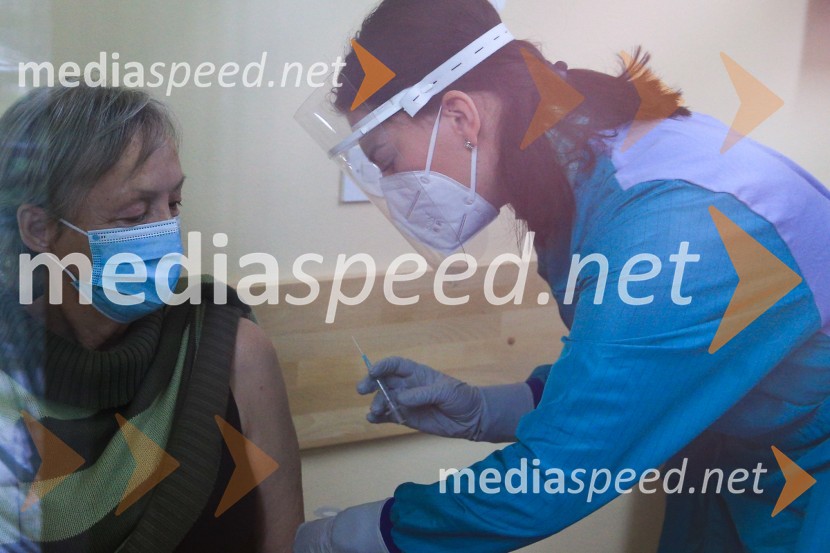  Sonja Pahor, prva med cepljenimi proti Covid 19 v Domu Danice Vogrinec, MariborV Sloveniji pričetek cepljenja proti novemu korona virusu Covid19