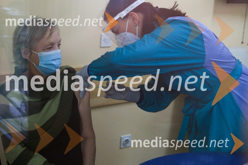  Sonja Pahor, prva med cepljenimi proti Covid 19 v Domu Danice Vogrinec, MariborV Sloveniji pričetek cepljenja proti novemu korona virusu Covid19