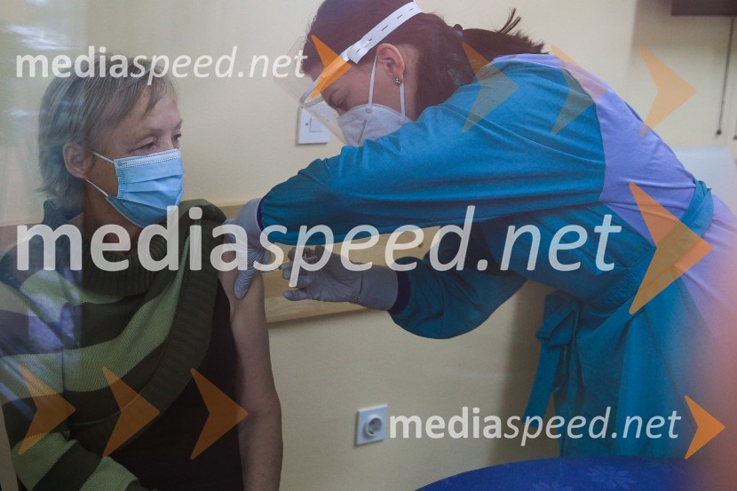  Sonja Pahor, prva med cepljenimi proti Covid 19 v Domu Danice Vogrinec, MariborV Sloveniji pričetek cepljenja proti novemu korona virusu Covid19