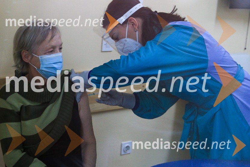  Sonja Pahor, prva med cepljenimi proti Covid 19 v Domu Danice Vogrinec, MariborV Sloveniji pričetek cepljenja proti novemu korona virusu Covid19