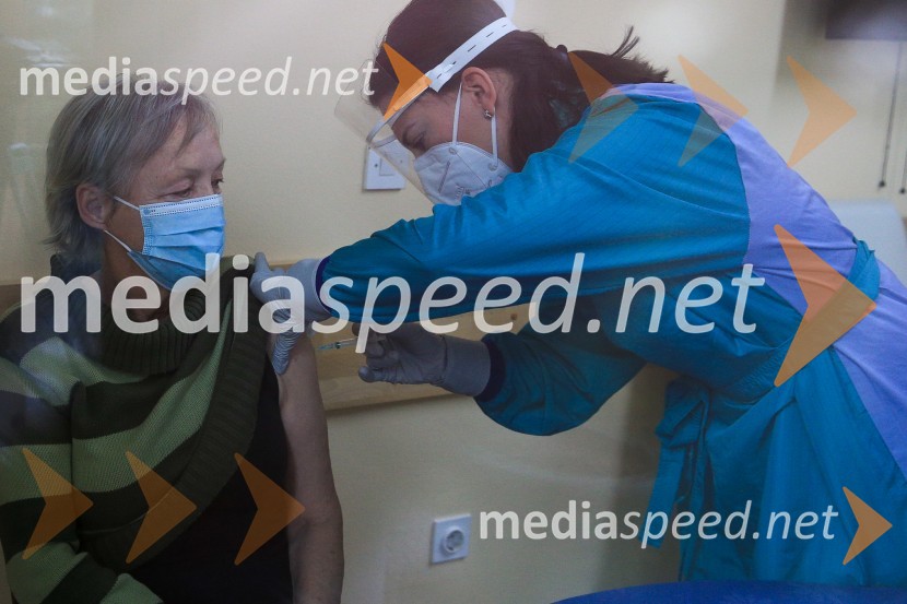  Sonja Pahor, prva med cepljenimi proti Covid 19 v Domu Danice Vogrinec, MariborV Sloveniji pričetek cepljenja proti novemu korona virusu Covid19