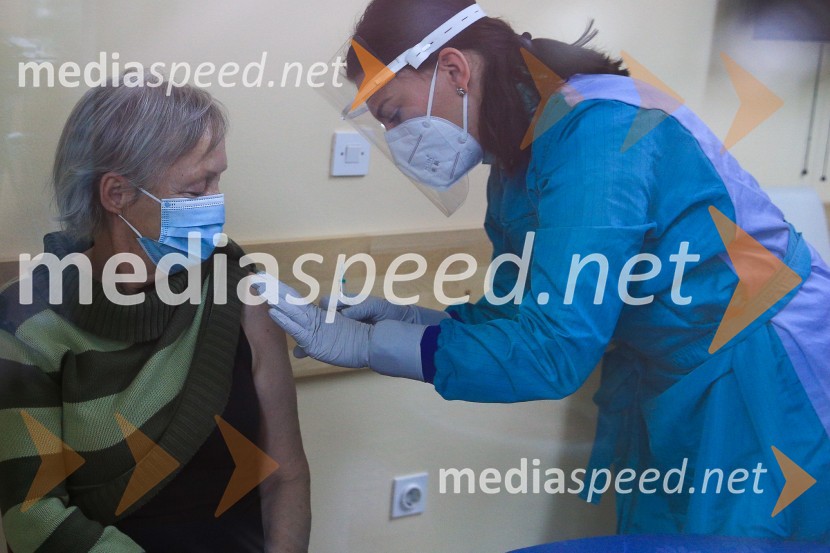  Sonja Pahor, prva med cepljenimi proti Covid 19 v Domu Danice Vogrinec, MariborV Sloveniji pričetek cepljenja proti novemu korona virusu Covid19