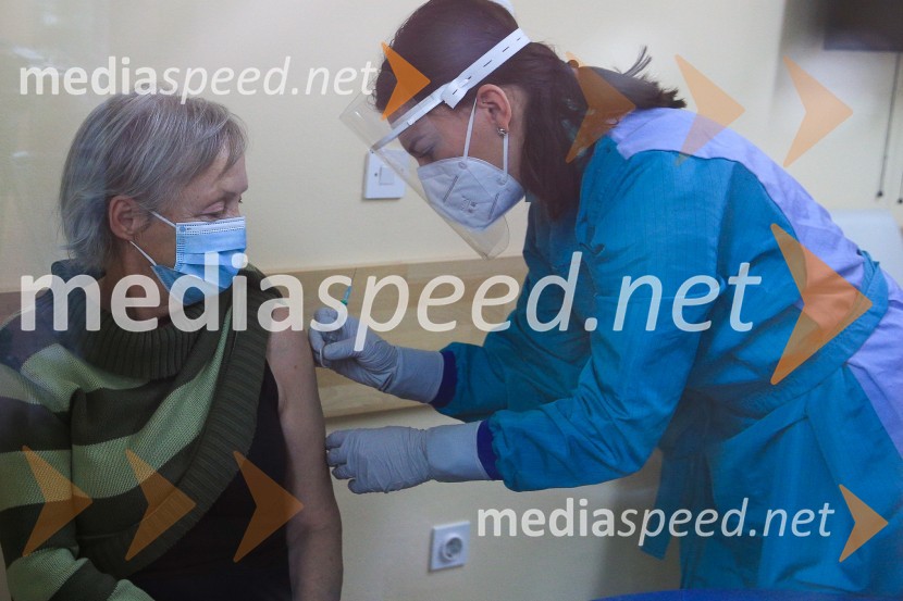  Sonja Pahor, prva med cepljenimi proti Covid 19 v Domu Danice Vogrinec, MariborV Sloveniji pričetek cepljenja proti novemu korona virusu Covid19