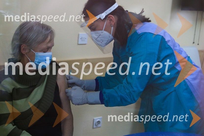  Sonja Pahor, prva med cepljenimi proti Covid 19 v Domu Danice Vogrinec, MariborV Sloveniji pričetek cepljenja proti novemu korona virusu Covid19