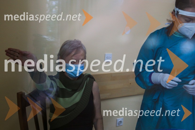  Sonja Pahor, prva med cepljenimi proti Covid 19 v Domu Danice Vogrinec, MariborV Sloveniji pričetek cepljenja proti novemu korona virusu Covid19